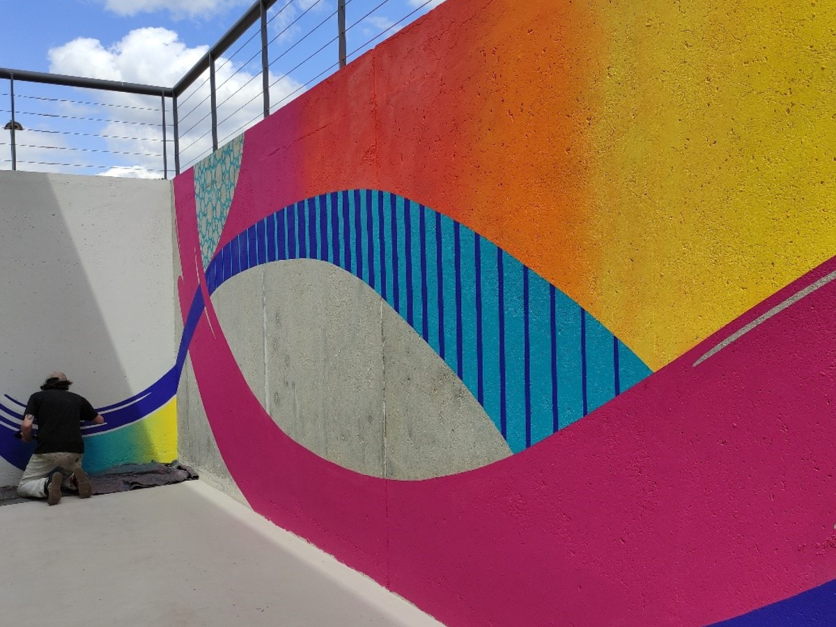 Fresque colorée et moderne en entreprise par l'artiste Loeil à Niort